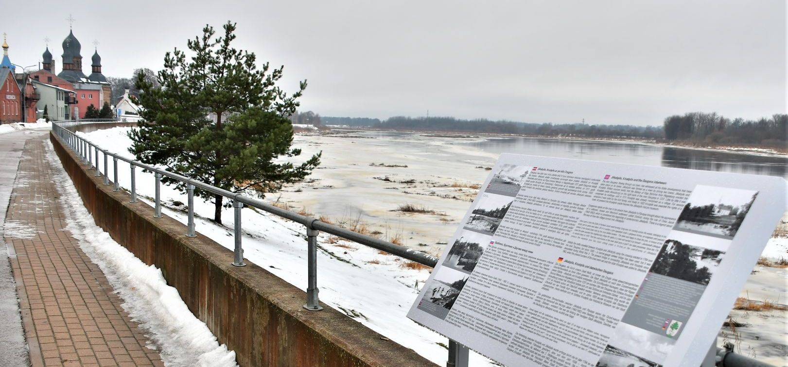 Atjaunoti informatīvie stendi uz Daugavas aizsargdambja