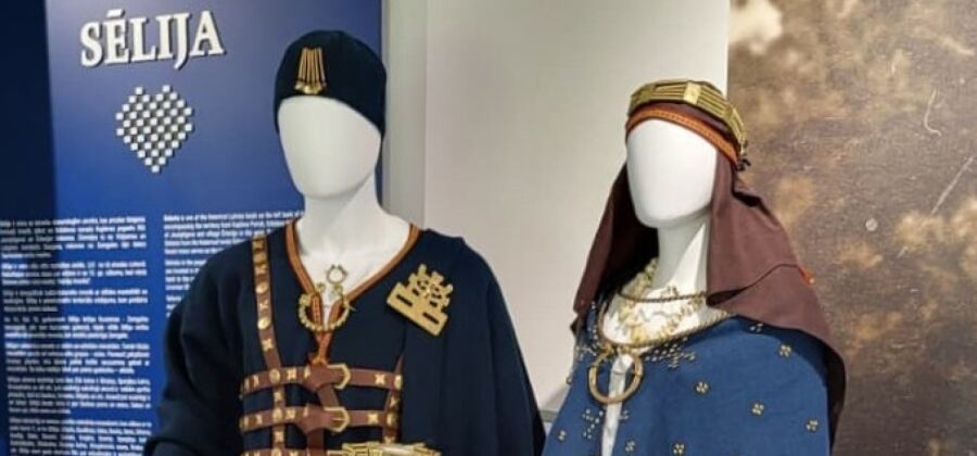 “Sēļu sētas” ekspozīciju papildina senās Sēlijas arheoloģisko rotu rekonstrukcijas
