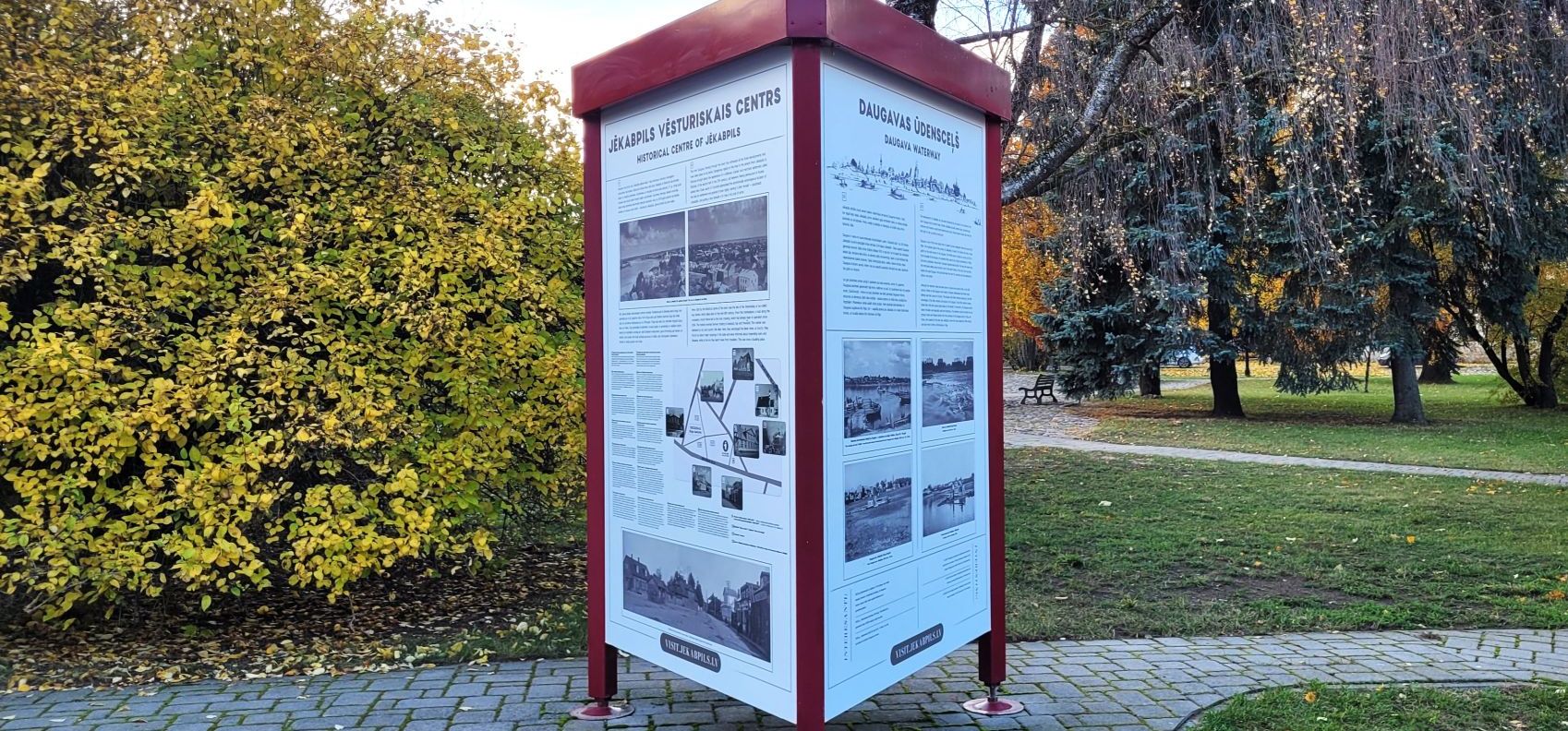 Bijušajā Trešdienas tirgus laukumā atjaunots informācijas stends