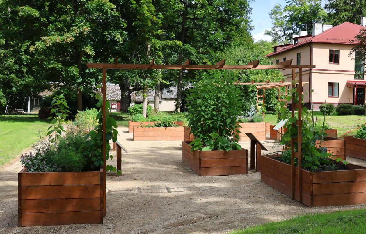Zasas muižas parkā atklāts “Veselības dārzs”